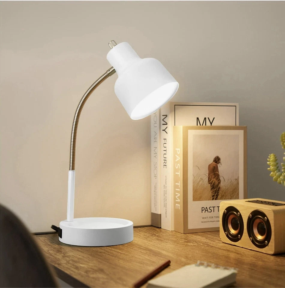 Lámpara de escritorio LED Mainstay con base Catch-all y toma de CA, blanco mate Foto 3 de 4