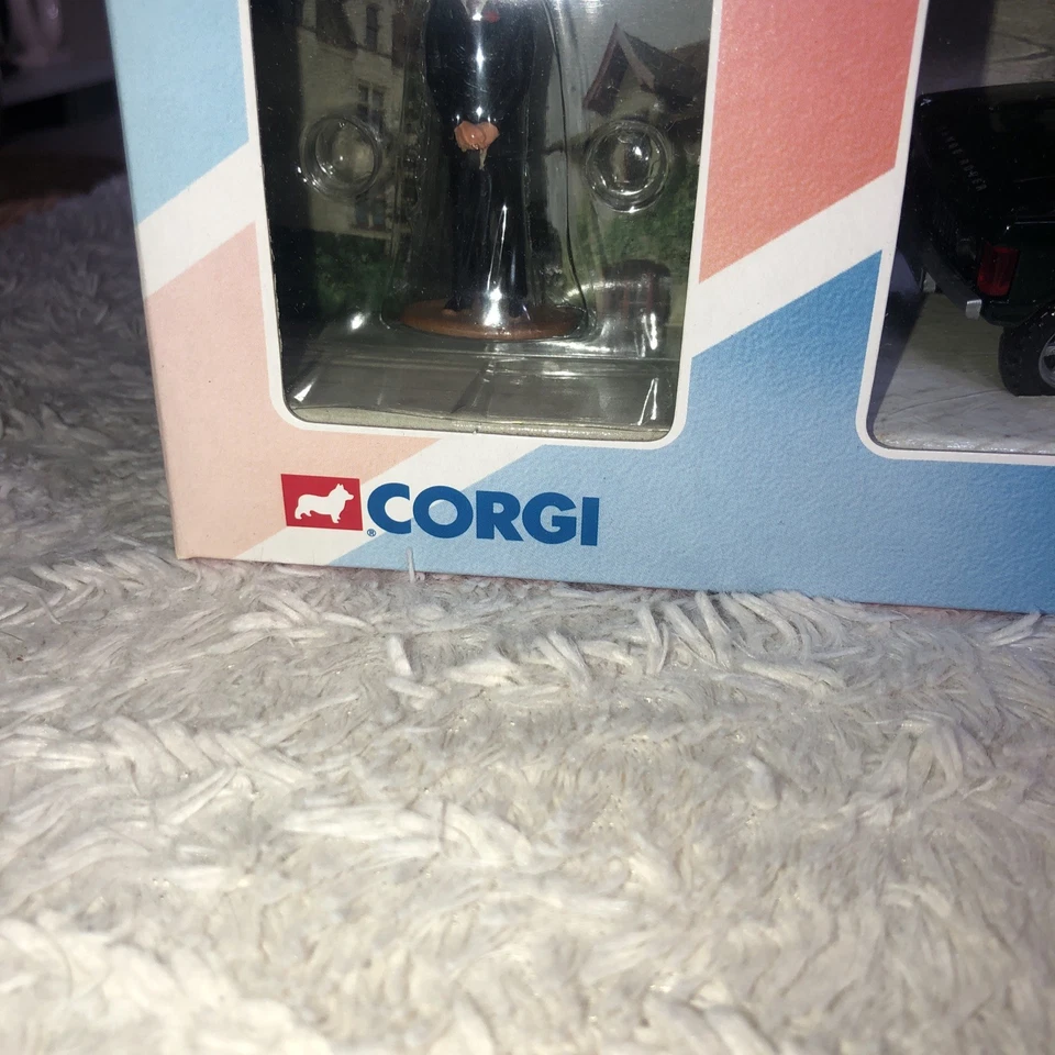 CORGI THE NEW AVENGERS RANGE ROVER WITH STEED FIGURE 1/36 57604 - Image 4 of 4