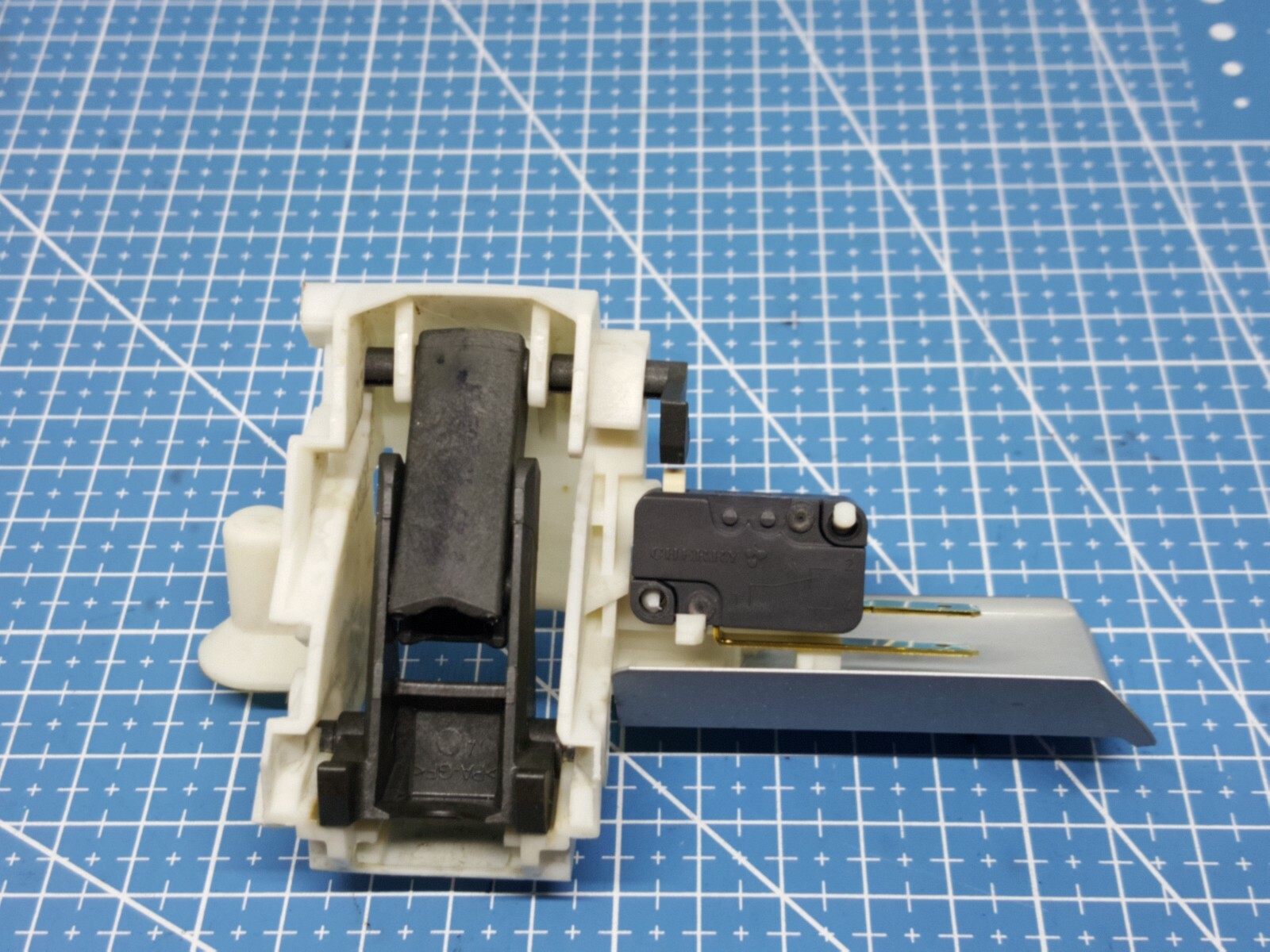 Dishlex Dishwasher DX103WK DX203SK LATCH CATCH 1113150120 LATCH DOOR