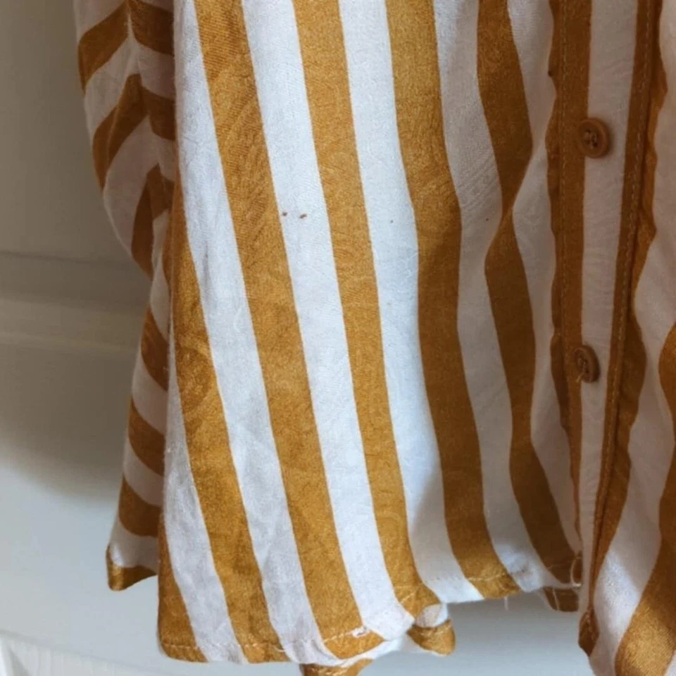 Love Fire 黄色条纹连衣裙,尺寸 L,人造丝飘动袖背心夏季沿海 — 第 2/4 张图片