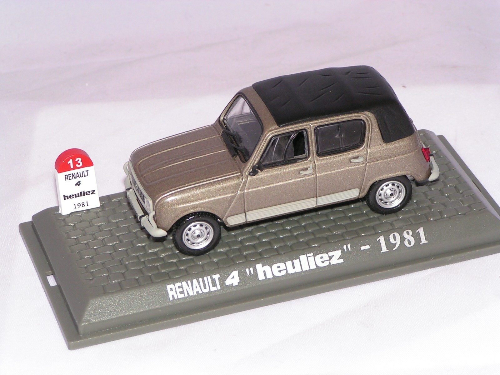 Renault 4 Heuliez 1981 voiture miniature souvenirs nostalgie vintage