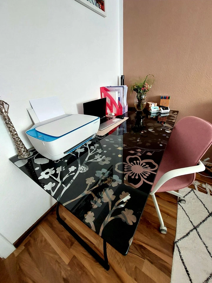 Schreibtisch mit Glasplatte und Regalfach von IKEA - wegen Umzug zu verkaufen :) - Bild 2 von 4