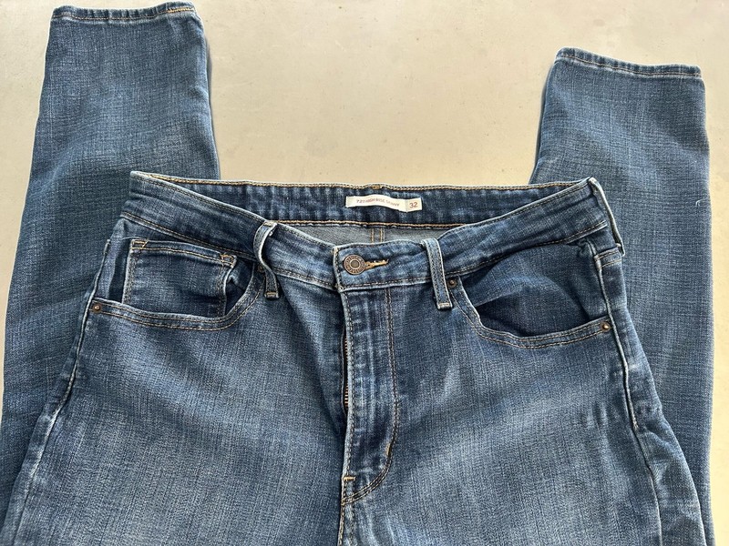 Levi's Women's Skinny Jeans Slim Fit Mid Rise Medium Wash Stretch Blue Denim
