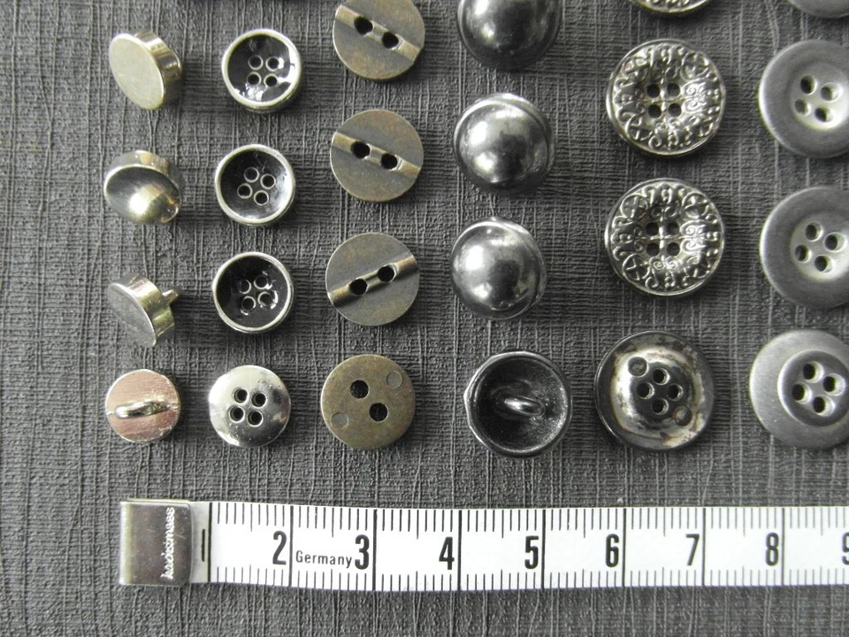 Konvolut Knöpfe Musterknöpfe Metall 10 Positionen =100 ausgefallene Metallknöpfe - Bild 2 von 4