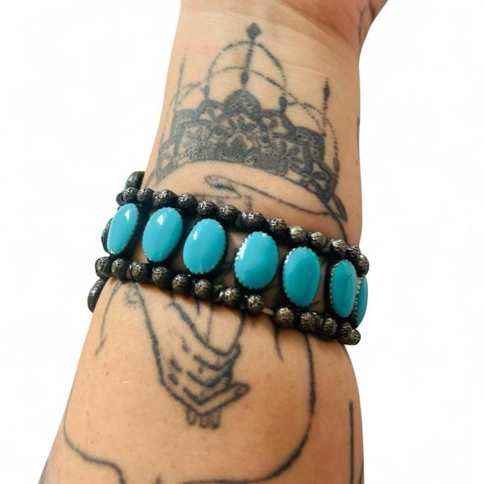 Pulsera con bisagras llamativa Howlite azul turquesa tono plata con pedrería  Foto 2 de 3