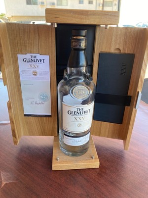 Glenlivet Scotch Whisky XXV 25 Years Age Wooden box w/ Empty Bottle good cond