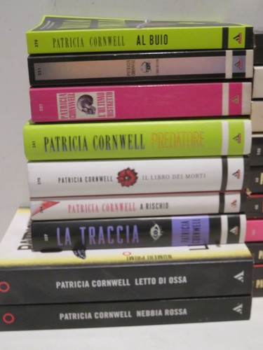 lotto collezione 18 volumi serie libri romanzi di PATRICIA CORNWELL MONDADORI da - Foto 2 di 3