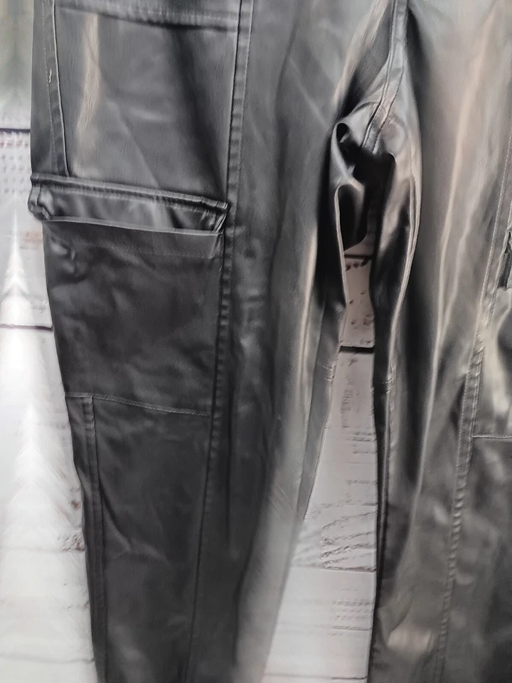 Pantalones cargo Jessica Simpson de cuero para mujer medianos negros imitación  Foto 3 de 4