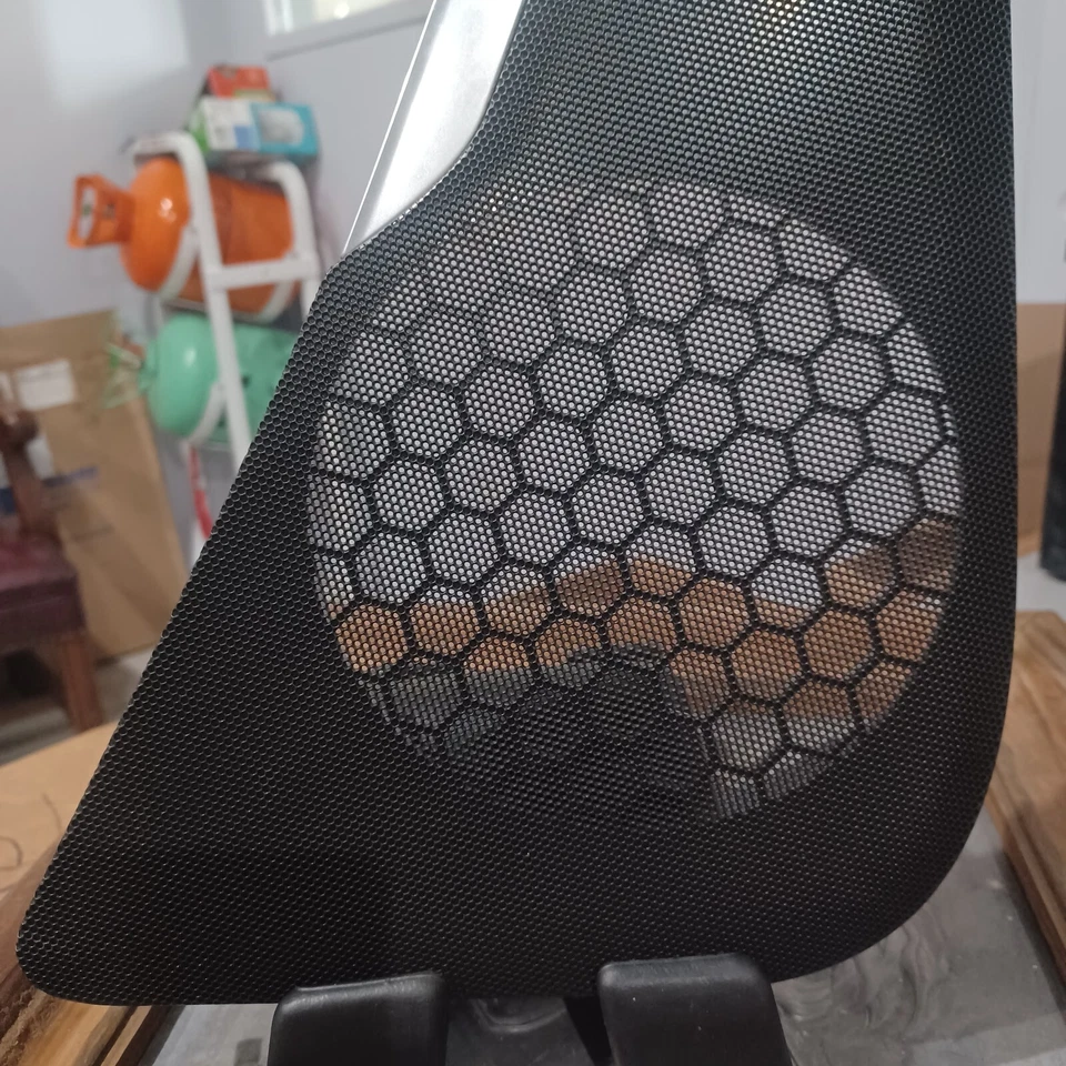 Chevrolet Suburban 2021-23, Tahoe 1500 altavoz trasero lado del conductor cubierta parrilla ¡NUEVO!! Foto 3 de 4