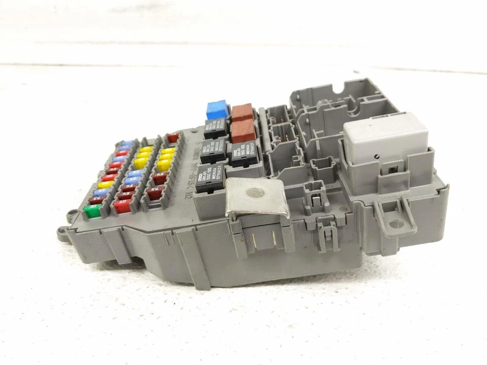 Caja de fusibles de cabina Honda Accord 2006-2007 - 2,4 L * - tiene un clip de retenedor dañado Foto 2 de 4