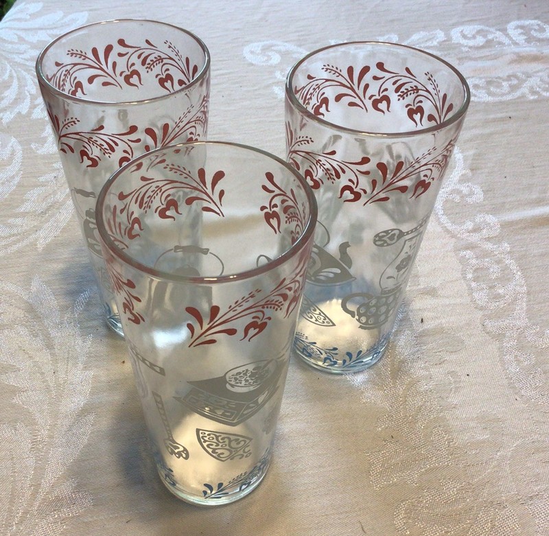 vintage glass drinking glasses/Kitchen Utensils motif in pink, white, blue color