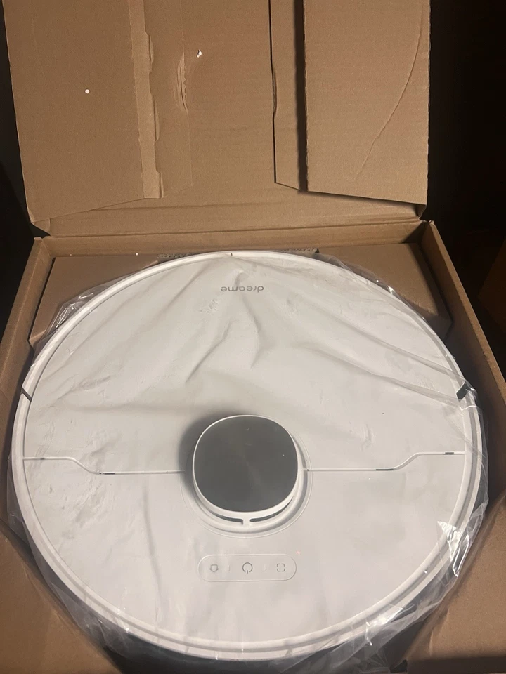 DreameBot L10s Ultra Robot Vacuum and Mop, Great Condition with all accessories  - Image 4 of 4