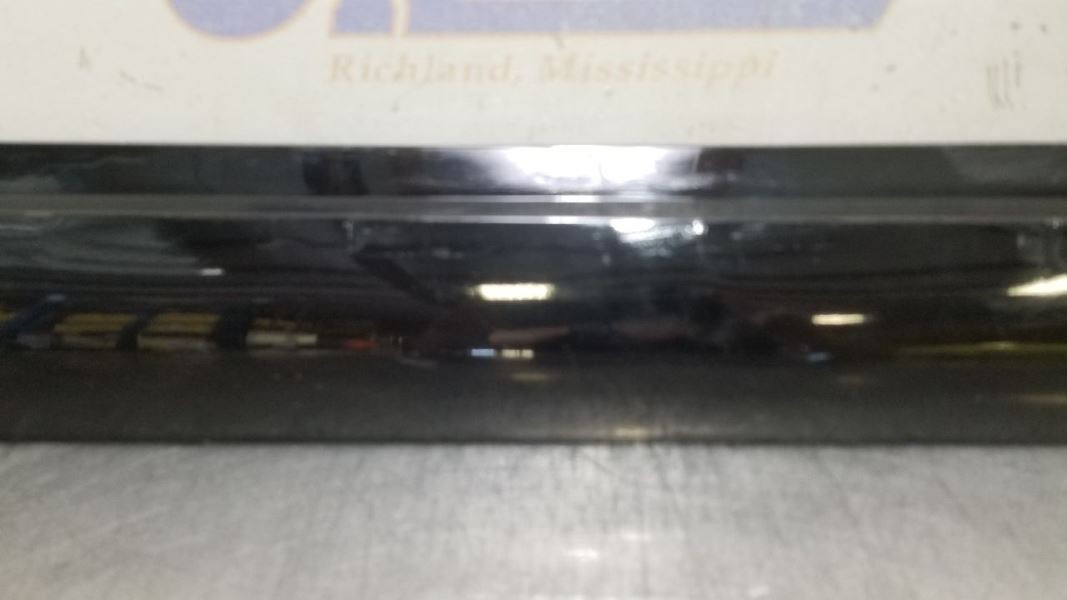 19 2019 MASERATI LEVANTE OEM FRONT DOOR MOULDING BLACK PASSENGER RIGHT 670035235
