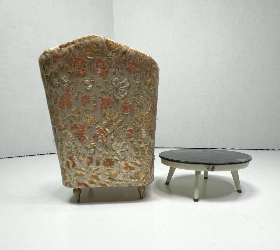 Silla de salón ideal Petite Princess dorada y mesa de centro redonda de mármol sintético Foto 3 de 4