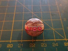 Antico distintivo  METALLO lido e immgine del globo terrestre con uccello