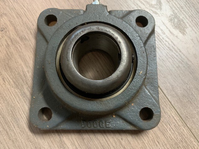 1-3//4/" 4-Bolt Flange Bearings UCF209-28 NEW 4 pieces