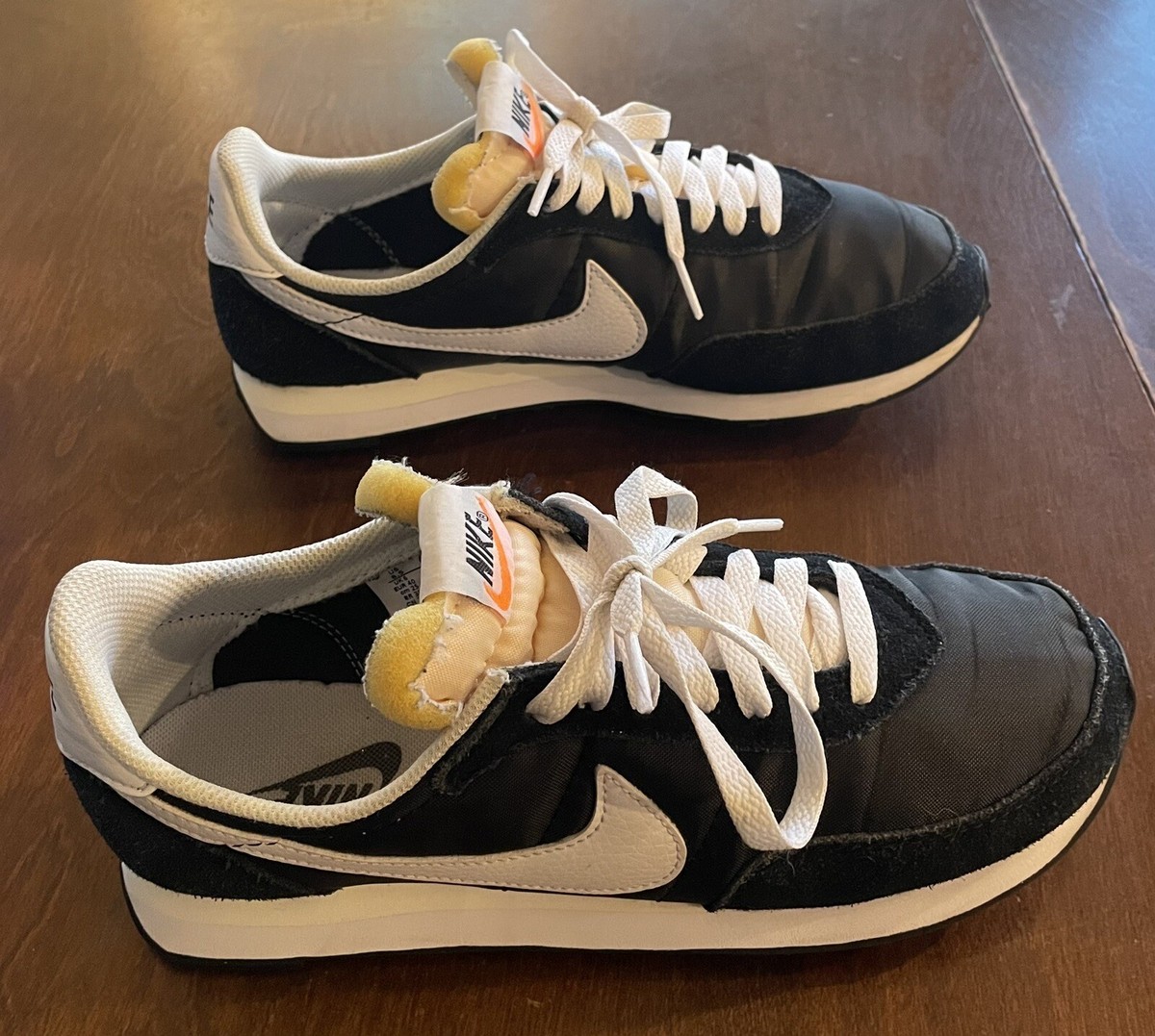 nike waffle trainer black and white