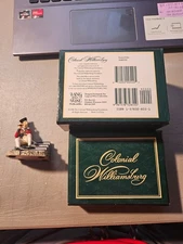 1998 LANG AND WISE COLLECTION COLONIAL WILLIAMSBURG SEATED FIFER #30489725 NIB