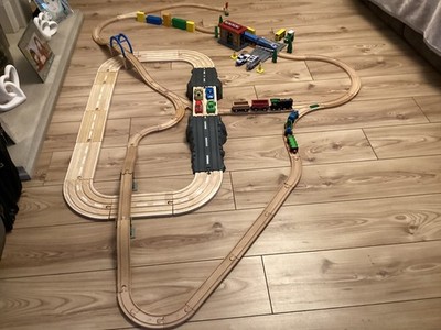 Holzeisenbahn und Autobahn Set, Brücken, Kreuzung, Bahnhof passend für Brio.