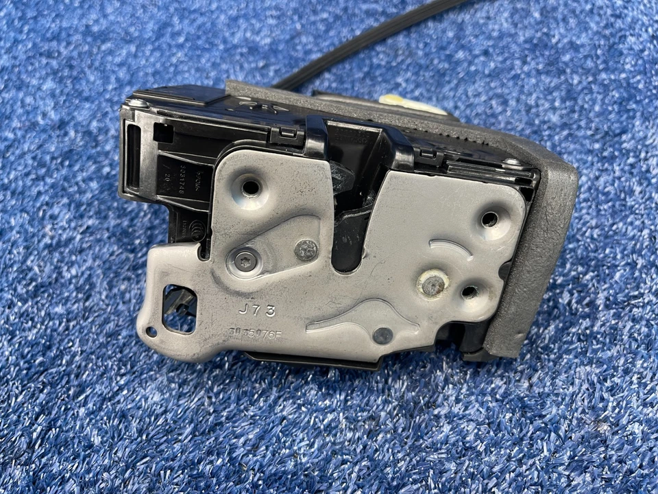 Chevrolet Malibu 2016-2024 pestillo de puerta delantera derecha OEM 13507153 Foto 2 de 4