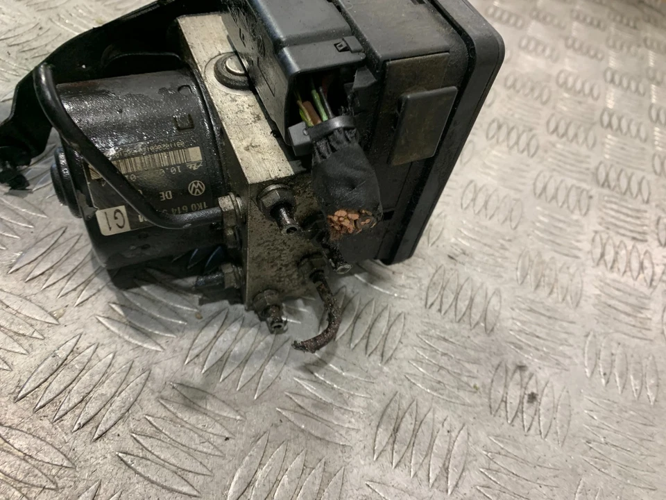 Volkswagen Golf MK5 2006 módulo de control de bomba ABS 1K0614517M #2 Foto 4 de 4