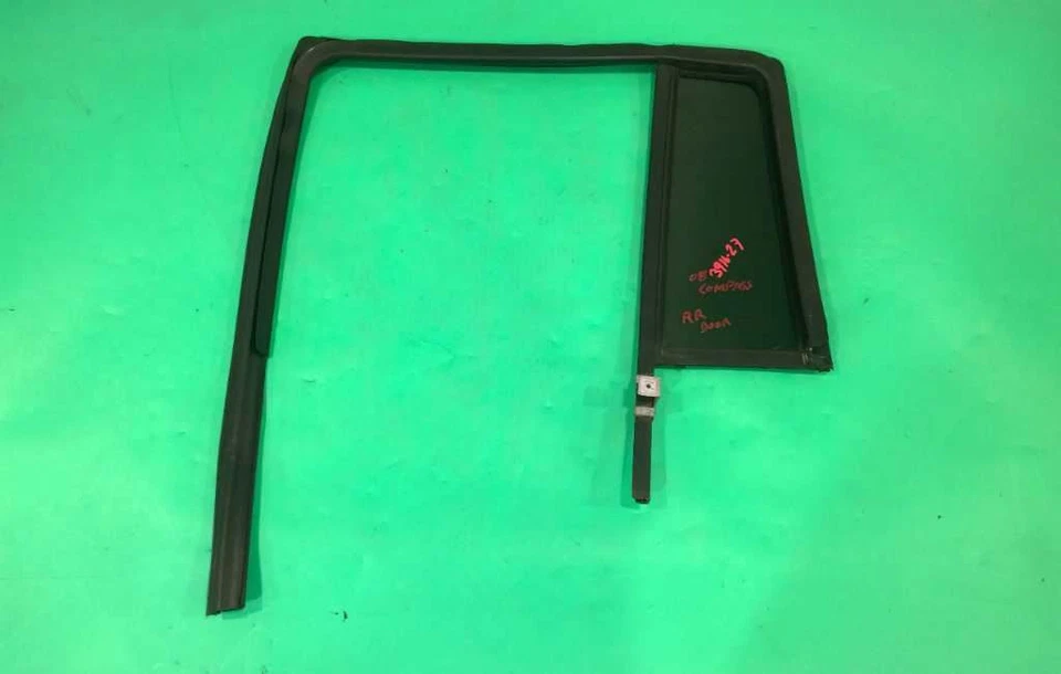 07-16 COMPASS PASSENGER RIGHT REAR VENT GLASS OEM 3916-27 - Изображение 2 из 3