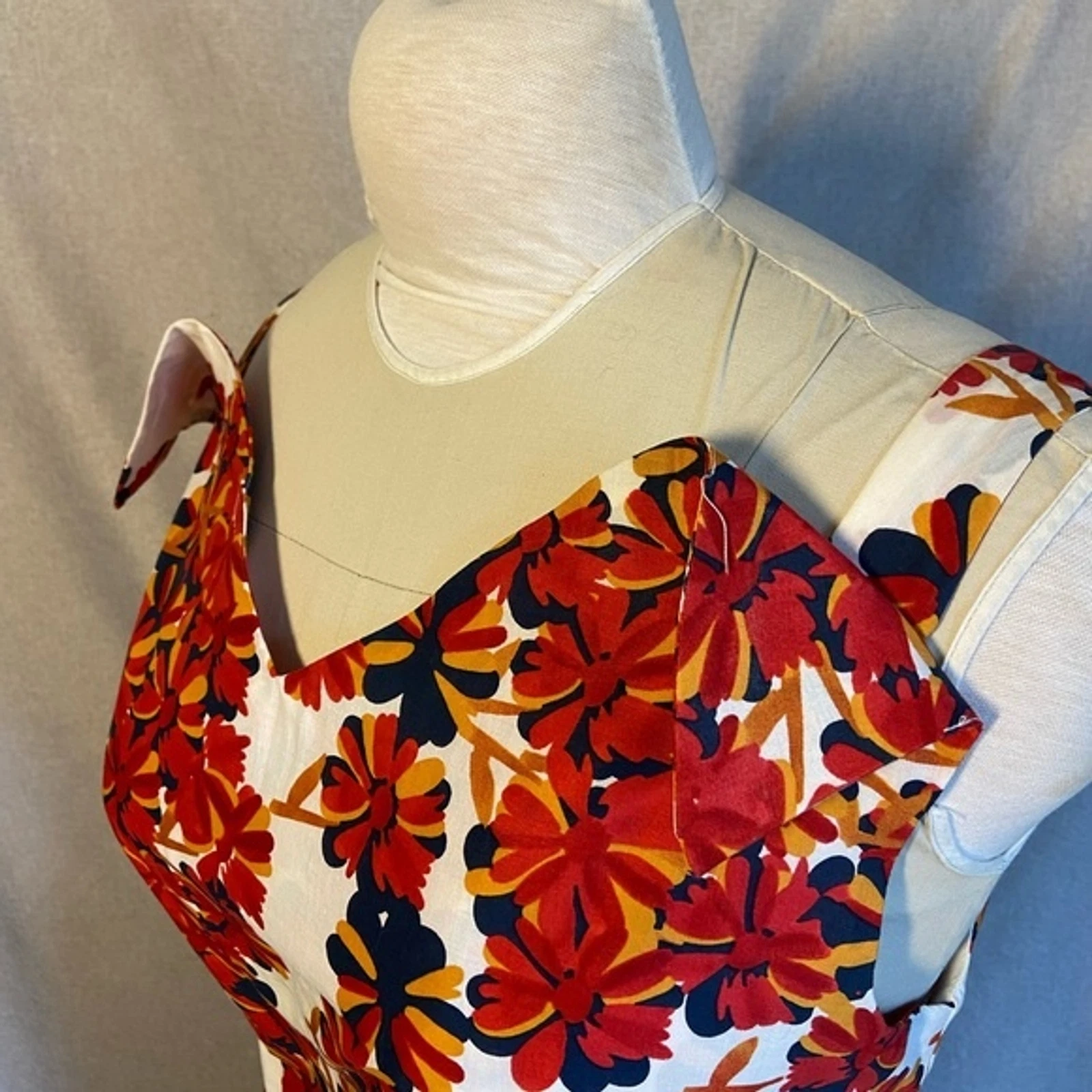 Safari Hat & Abbigliamento Company Off White & Red Floreale Abito Senza Maniche Taglia L