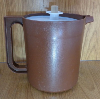 Tupperware Classic Clear Brown Push Button Lid 1 1/2 Quart 6 Cup Pitcher