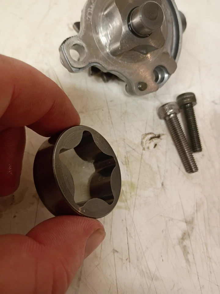 Yamaha YZ250F 2002 conjunto de bomba de aceite engranaje de rotor OEM 5SG-13300-01-00 Foto 4 de 4