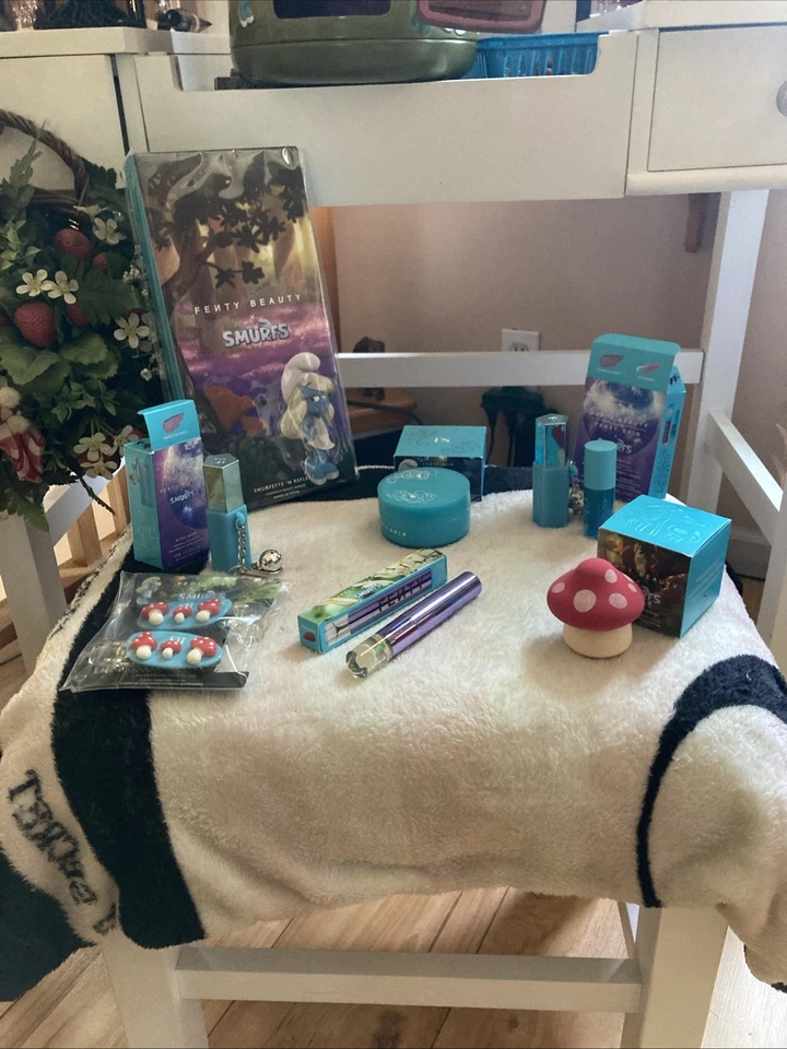 Fenty Beauty **EDICIÓN LIMITADA** Fenty X Pitufos *Lata para coleccionistas* Foto 2 de 4