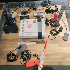 Original Nintendo  1985 NES - 001  (2) Zapper guns (2) gaming joystick (s). 