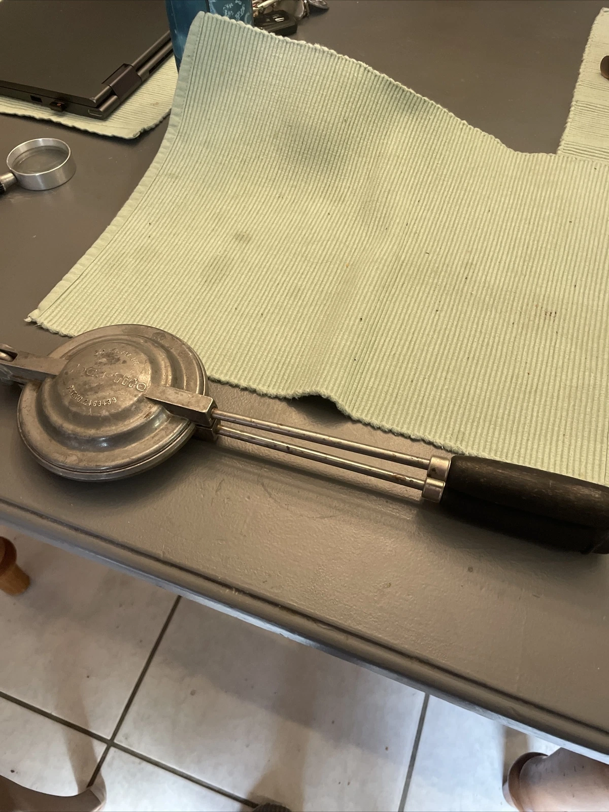 Toas-Tite Sandwich Pie Maker ORIGINAL Vintage 1940's 15 3/4" Wood Handles