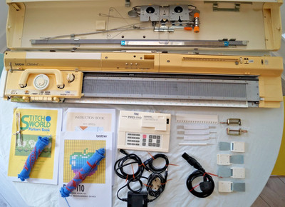 Brother KH950i Electroknit Strickmaschine mit PPD 110 Programmierer.