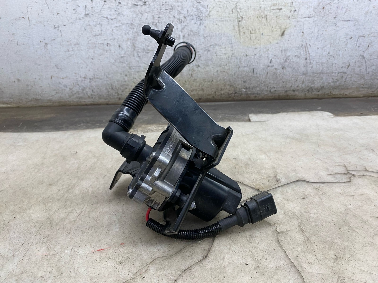 2015-2020 BENTLEY BENTAYGA 6.0L W12 LEFT SECONDARY AIR INJECTION PUMP 079959231G