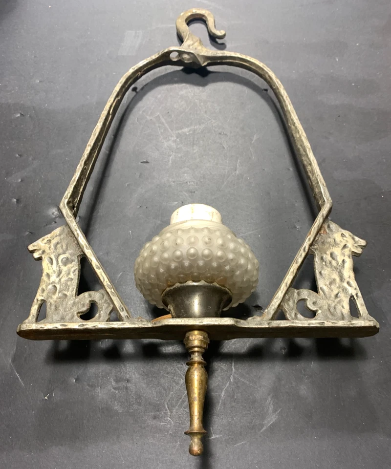 Antiguo marco de lámpara colgante victoriano de hierro fundido con marco de luz doble lobos Foto 3 de 4