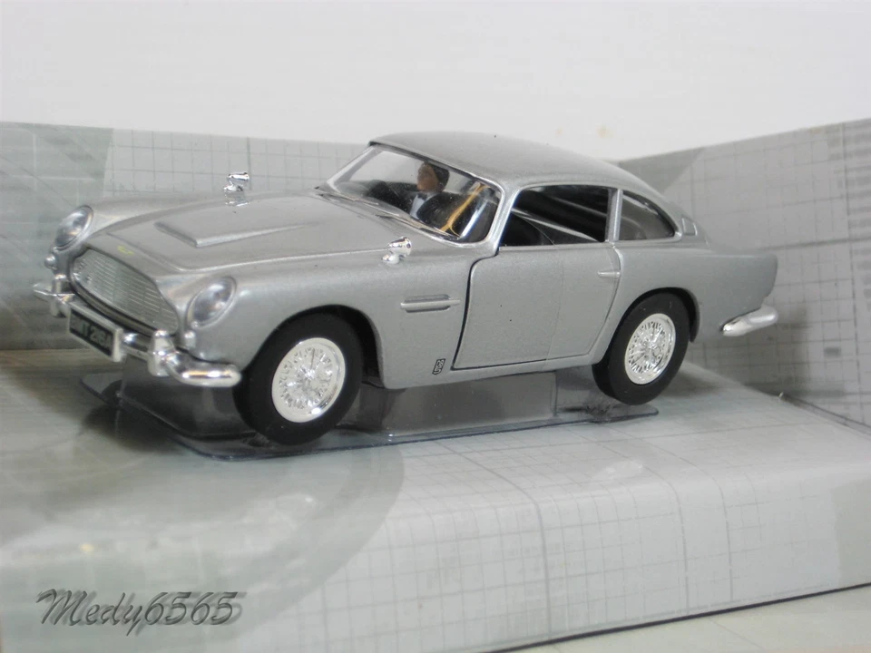 Corgi James Bond "SkyFall" W/Figure Aston Martin DB5 Scale1/36 - Image 4 of 4