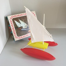 DDR Spielzeug Boot Segelbot Catamaran aus Plastik in OVP