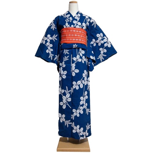 花柄の刺繍が施されたヴィンテージの日本製シルクの付け下げまたは訪問着。 Japanese Vintage Silk Kimono, navy blue, flower pattern | 絹 着物
