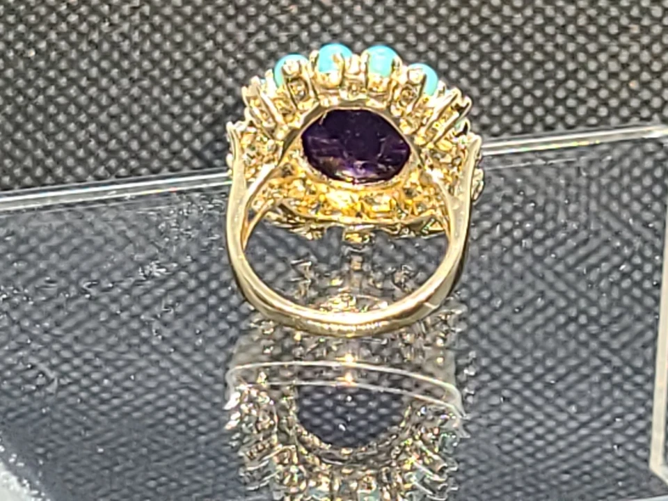 Anillo de oro amarillo de 10 quilates con halo de amatista y turquesa Foto 4 de 4