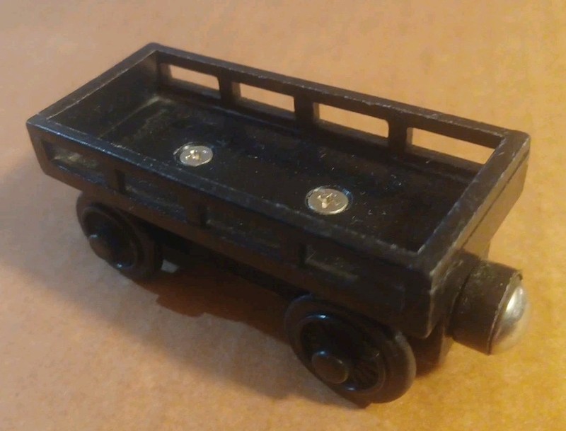 2003 THOMAS THE TRAIN WOODEN CARGO CAR NAME ON CHASSIS 07134