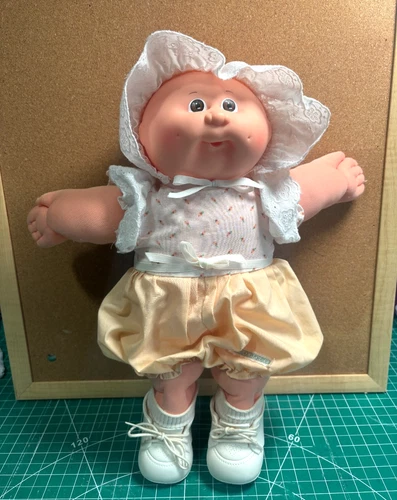 Cabbage Patch Kids Baby Doll 1985 Headmold 4 w/ Outfit, Bonnet, Socks, Shoes