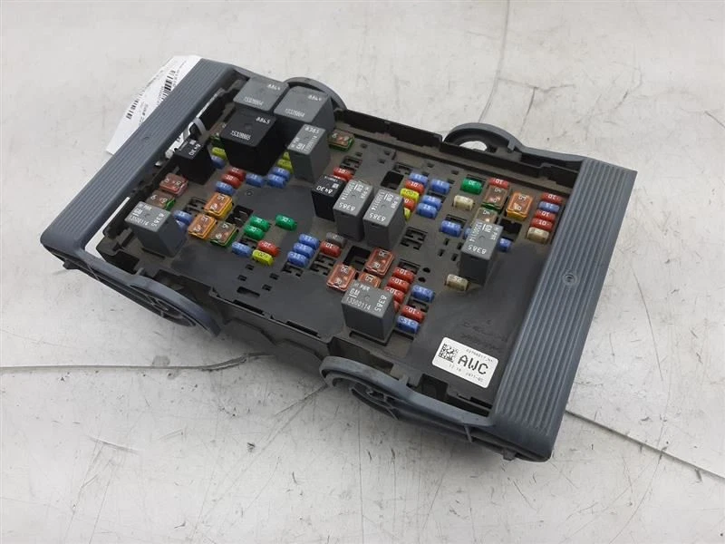 Fuse Box Engine 10-14 Cadillac Escalade 25801752 - Image 3 of 4