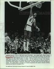 Press Photo Los Angeles Lakers Basketball Player Jamaal Wilkes Dunks - sas20741