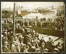 Mobilized Brit Naval Reservists leave Cowes photo 1914
