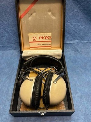 Pioneer SE-30 headphones