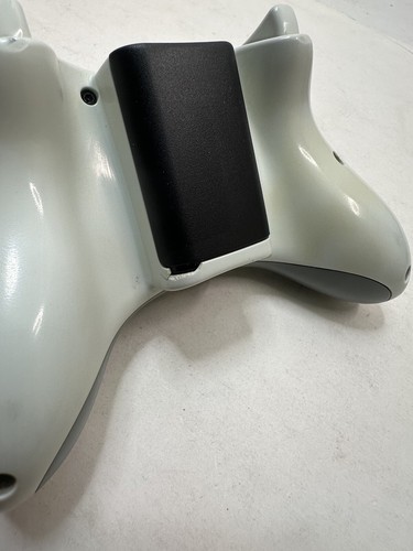Microsoft Xbox 360 Wireless Controller - White - with Black Battery Cover - Picture 11 of 11
