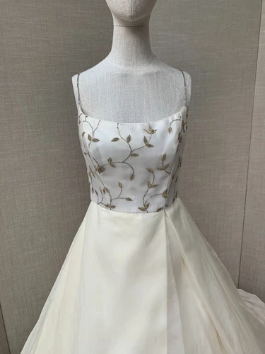 Bridal dress Givenchy wedding gown, silk embroidered leaves motif, sample dress  - Picture 9 of 24