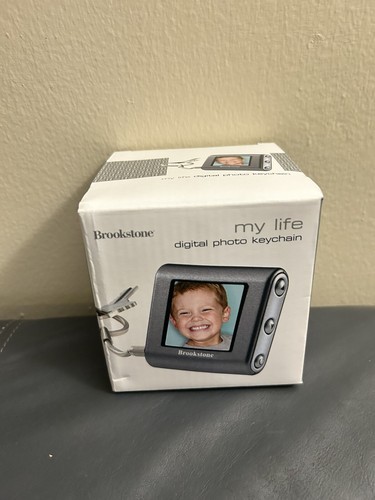 Brookstone Digital Photo Keychain-1.5" Screen - Stores 62 Photos - Great Gift - Picture 5 of 7