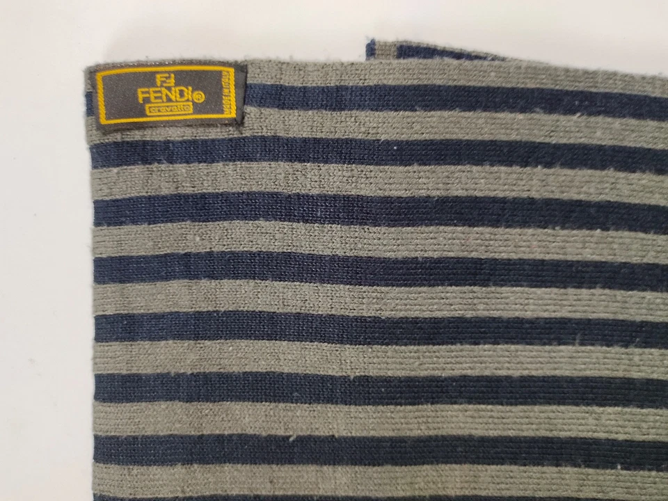Lenços de inverno de lã cinza/preto estampados vintage genuíno FENDI - Imagem 4 de 4