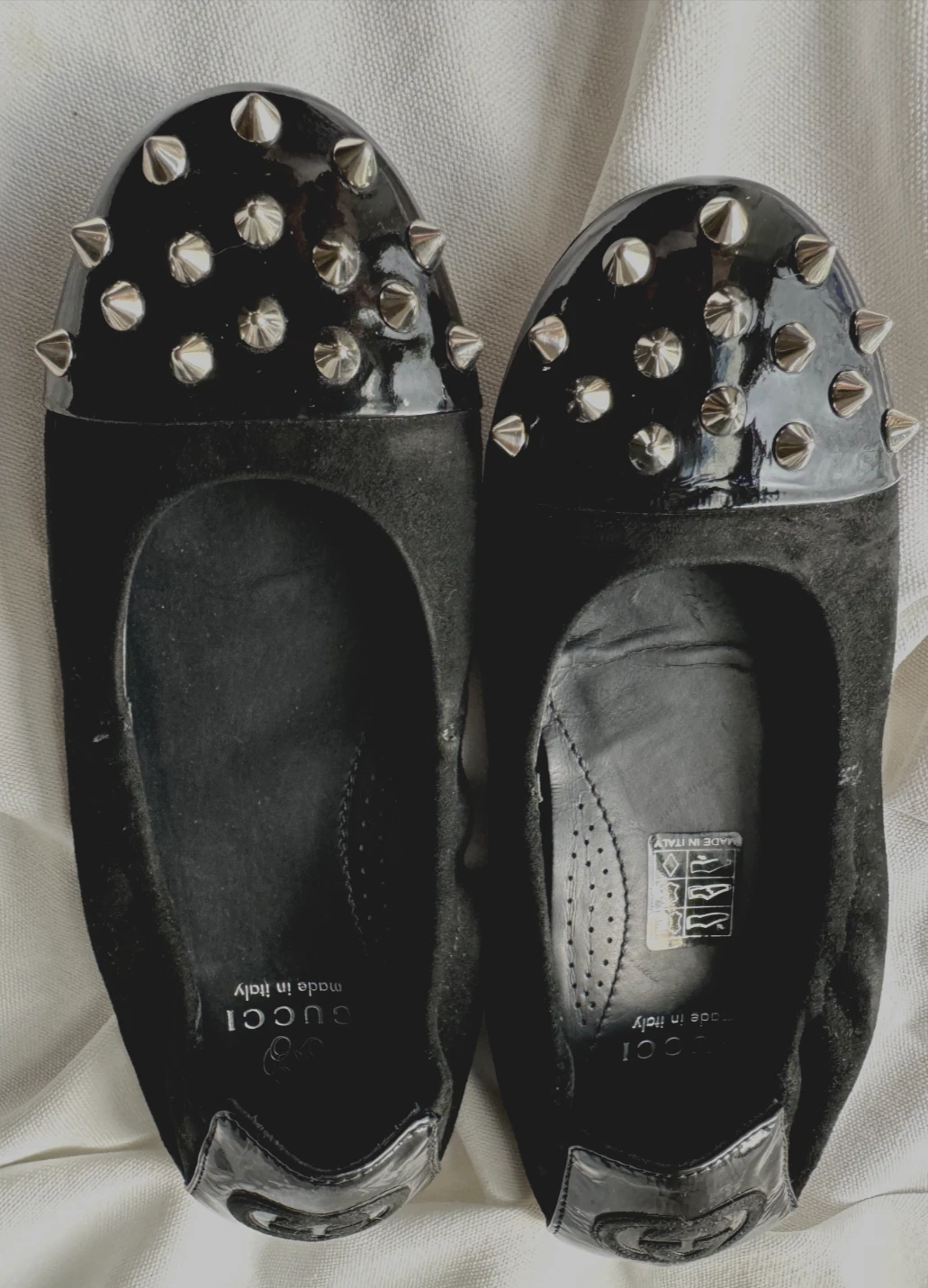Chaussures ballerines noires Gucci fille cloutées à pointes pointure 32 daim cuir verni